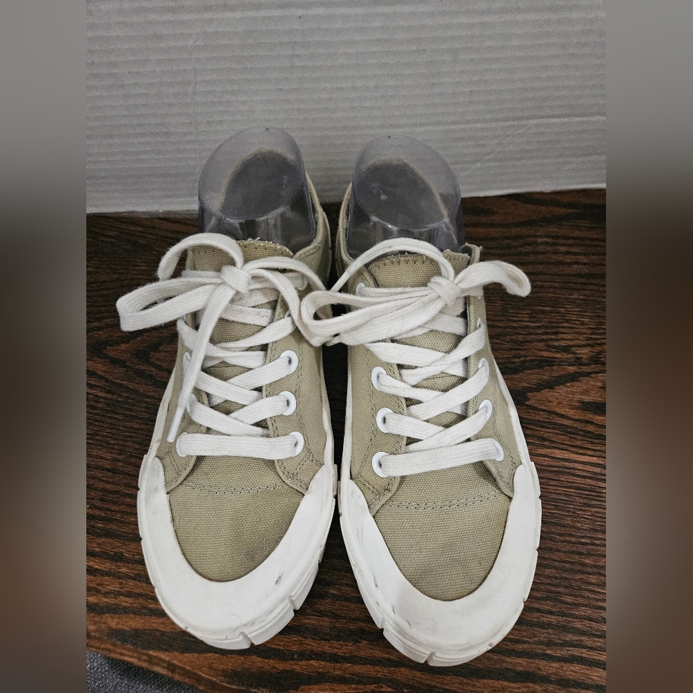 Mad Love light green cotton thick sole sneakers. Size 7. Great Condition (2)